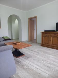TV a/nebo společenská místnost v ubytování Apartmány Marie Jáchymov