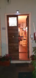 ルッカにあるGrandpa Mauのキッチン付きの部屋への開放ドア