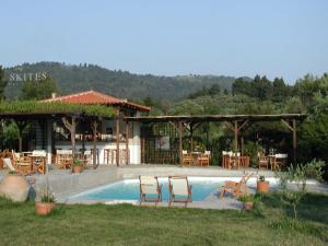 Piscina de la sau aproape de Skites Hotel Bungalows