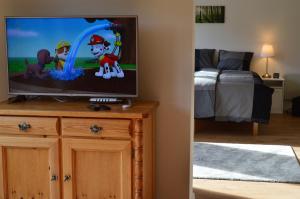 En TV eller et underholdningssystem på Piano Annaberg Apartments