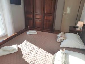 une chambre avec un lit et une armoire en bois dans l'établissement Apartments Villa Beba, à Komiža 84 autres photos
