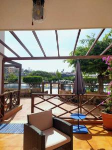 - patio z parasolem i krzesłem w obiekcie Apartamento Neptuno playa 06 w mieście Puerto de Santiago +12 zdjęć