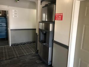 Kuchyň nebo kuchyňský kout v ubytování Ameri-Stay Inn & Suites