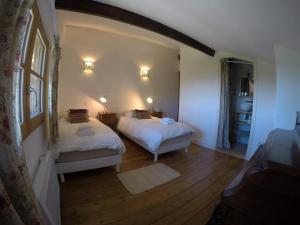 1 dormitorio con 2 camas y pasillo en Maison Hordago Chambres d'hôtes, en Sare