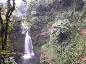 una persona rapeando desde una cascada en la selva en Posada La Querencia, en Xico