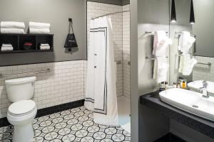 Hotel On Phillips في شلالات سيوكس: حمام مع دش ومرحاض ومغسلة