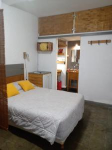 1 dormitorio con 1 cama grande y cocina en 573 APART en Mendoza