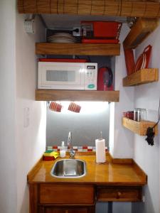 encimera de cocina con fregadero y microondas en 573 APART en Mendoza