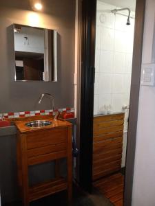 W łazience znajduje się umywalka, lustro i wanna. w obiekcie 573 APART w mieście Mendoza