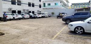 Ein Haufen Autos, die auf einem Parkplatz geparkt sind. in der Unterkunft Lord Plaza Hotel in Teixeira de Freitas