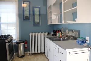 cocina con paredes azules, fregadero y radiador en White House Lodge-1880's Home-2Bd- Upper Parkview en Brookfield