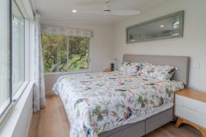 Ліжко або ліжка в номері Otahuahua - Akaroa Holiday Home