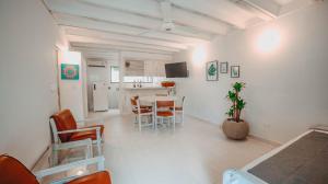 um quarto com uma cozinha, uma mesa e cadeiras em Hotel Marbelo Coveñas em Coveñas