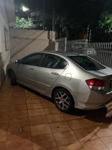 a silver car parked in a driveway at night at Casa Familiar Proença 15 solteiros ou 21 se 2 nas camas de casais in Campinas