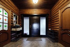 un corridoio in legno con porta in una stanza di Chalet MelodiyaGir a Pilipets