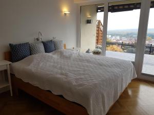 Postel nebo postele na pokoji v ubytování Blick über Krems mit Terrasse