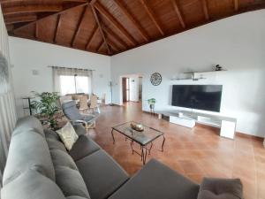 TV a/nebo společenská místnost v ubytování Villa Thais, private heated pool, ideal for your holidays in Caleta de Fuste