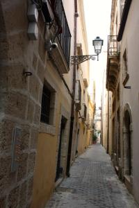 an alley in an old town with a cobblestone street at Italiana Resort Atrio in Syracuse