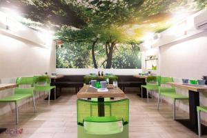 Atipik Hôtel餐厅或其他用餐的地方