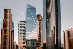 un grupo de edificios altos en una ciudad en Lotte Hotel Seattle, en Seattle