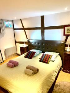 um quarto com uma cama grande com duas almofadas em Gite "Au coeur de Riquewihr - vue sur le vignoble" à Riquewihr em Riquewihr