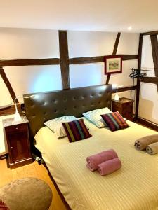 1 dormitorio con 1 cama grande y 2 almohadas en Gite "Au coeur de Riquewihr - vue sur le vignoble" à Riquewihr en Riquewihr