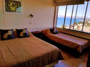 1 dormitorio con 2 camas y ventana grande en Apartamento Bariloche Center en San Carlos de Bariloche