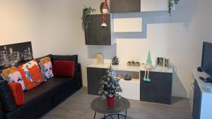 - un salon avec un canapé et une table avec un arbre de Noël dans l'établissement A casa da Manuela, à Parme