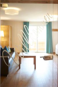 uma sala de estar com uma mesa e cadeiras num quarto em Apartments Lakeside 29 Zell am See em Zell am See
