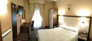 A bed or beds in a room at Hotel Alpi Resort