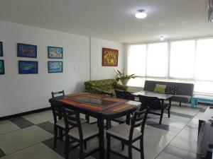 un soggiorno con tavolo e sedie di OUR Place 2 a San Andrés