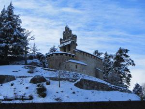a building on a hill covered in snow at La Maison de Natasha in Castillon-en-Couserans