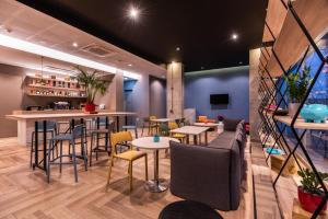 un restaurante con mesas y sillas y un bar en ibis Chia en Chía
