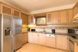 Kuchyň nebo kuchyňský kout v ubytování Kassiopi View Villas-Corfu-Villa Christos-4 bedrooms-big private pool-sea view-prime location