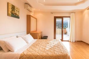 Postel nebo postele na pokoji v ubytování Kassiopi View Villas-Corfu-Villa Christos-4 bedrooms-big private pool-sea view-prime location + 28 fotografií