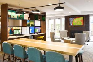 オークランドにあるHoliday Inn Oakland Airport by IHGのカンファレンスルーム(木製テーブル、椅子付)