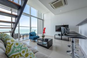 salon z kanapą i telewizorem w obiekcie MURANO ELITE NEW OCEAN FRONT DUPLEx w mieście Cartagena de Indias