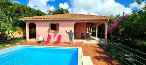 Bazén v ubytování Martinique hostel nebo v jeho okolí