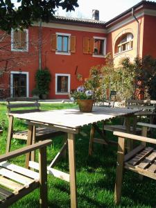 una mesa de picnic frente a una casa en Il Pettirosso B&B, en Certosa di Pavia