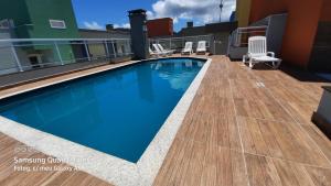 a swimming pool on the roof of a building at Vila Monrealle in Ubatuba