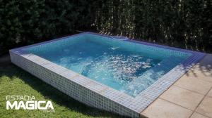 una piscina de agua en un patio en Quinta Mercedes en San Rafael