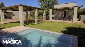 una piscina en un patio con pérgola en Quinta Mercedes, en San Rafael