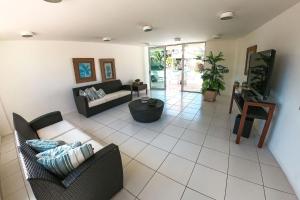 a living room with a couch and a table at Palm Beach | Porto das Dunas - CE in Aquiraz