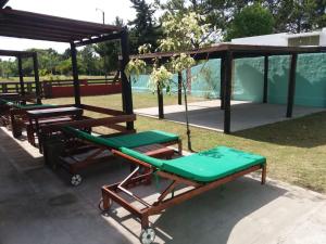 eine Gruppe Picknicktische mit einer Schaukel in der Unterkunft Casas del Mar in San Bernardo