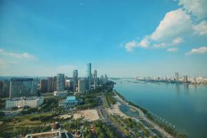 Vue aérienne d'une ville à côté d'une masse d'eau dans l'établissement Shangri-La Nanchang, à Nanchang