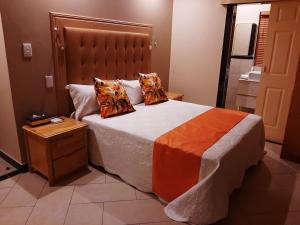 LilyPark Lodge客房内的一张或多张床位