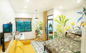 ein Schlafzimmer mit einem Sofa und einem Bett in einem Zimmer in der Unterkunft Cherry Apartment - Thao Dien Centre in Ho-Chi-Minh-Stadt