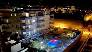 - un grand bâtiment avec une piscine en face dans l'établissement AS'S, à Split