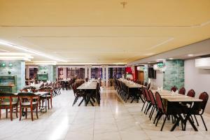 un comedor con mesas y sillas en un restaurante en REFORM OTEl en Van