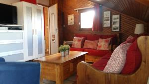 een woonkamer met een bank en een tafel bij 13 Lou Veno in Les Deux Alpes